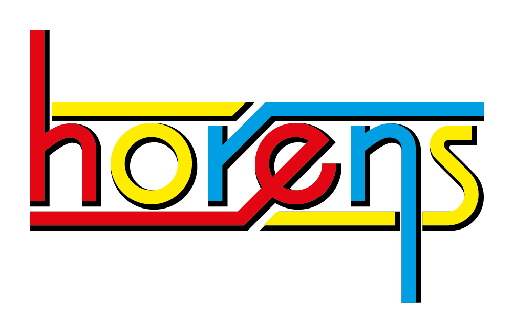 Foto van Floris van Bergeijk die op een bankje zit. Hij heeft donker kort haar en draagt een blauw vest met een rood shirt er onder. Hij zit op een bankje buiten